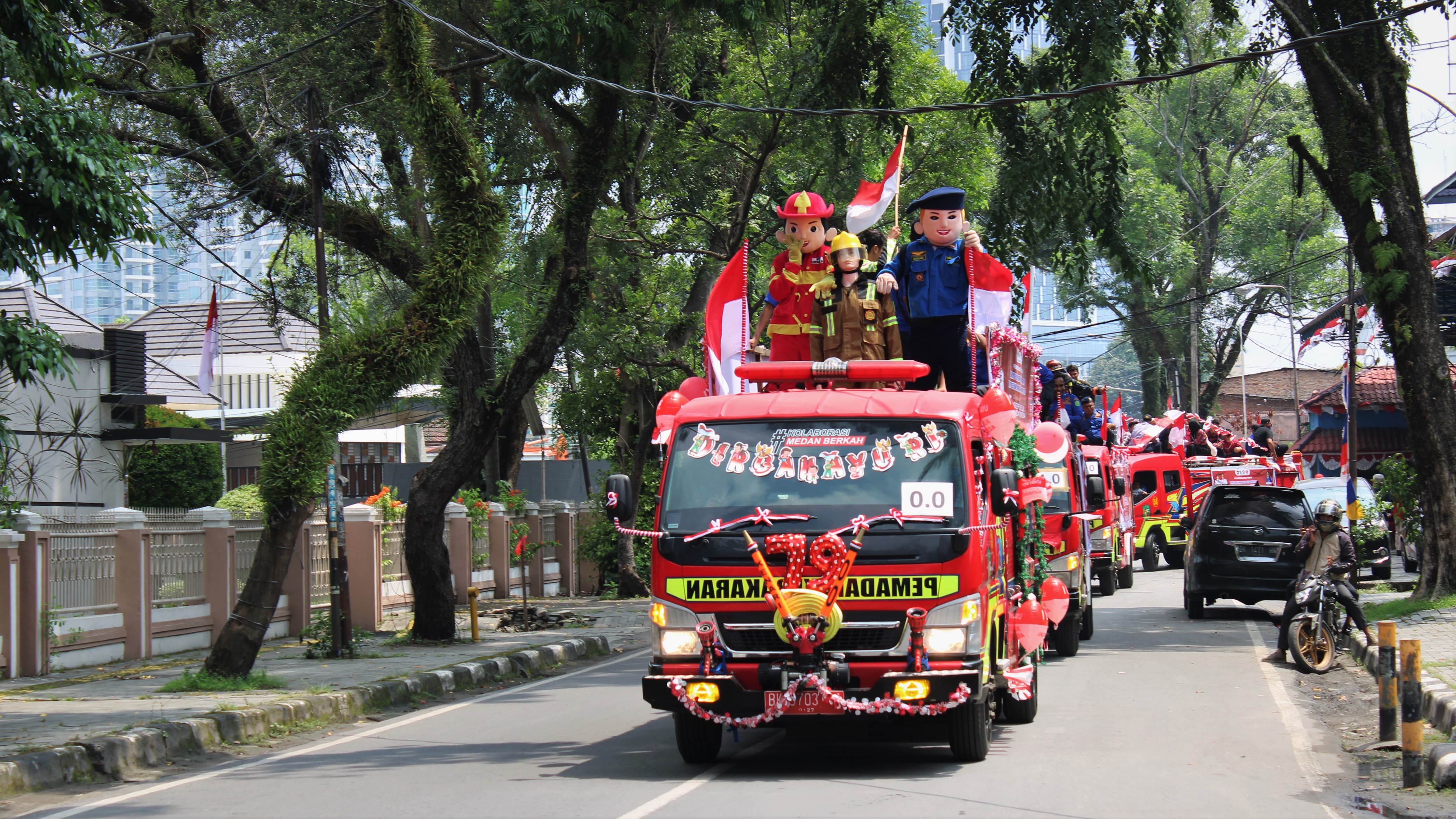 Pawai Mobil Hias Dinas Pemadam Kebakaran dan Penyelamatan Kota Medan dalam Memeriahkan HUT Republik Indonesia ke-79